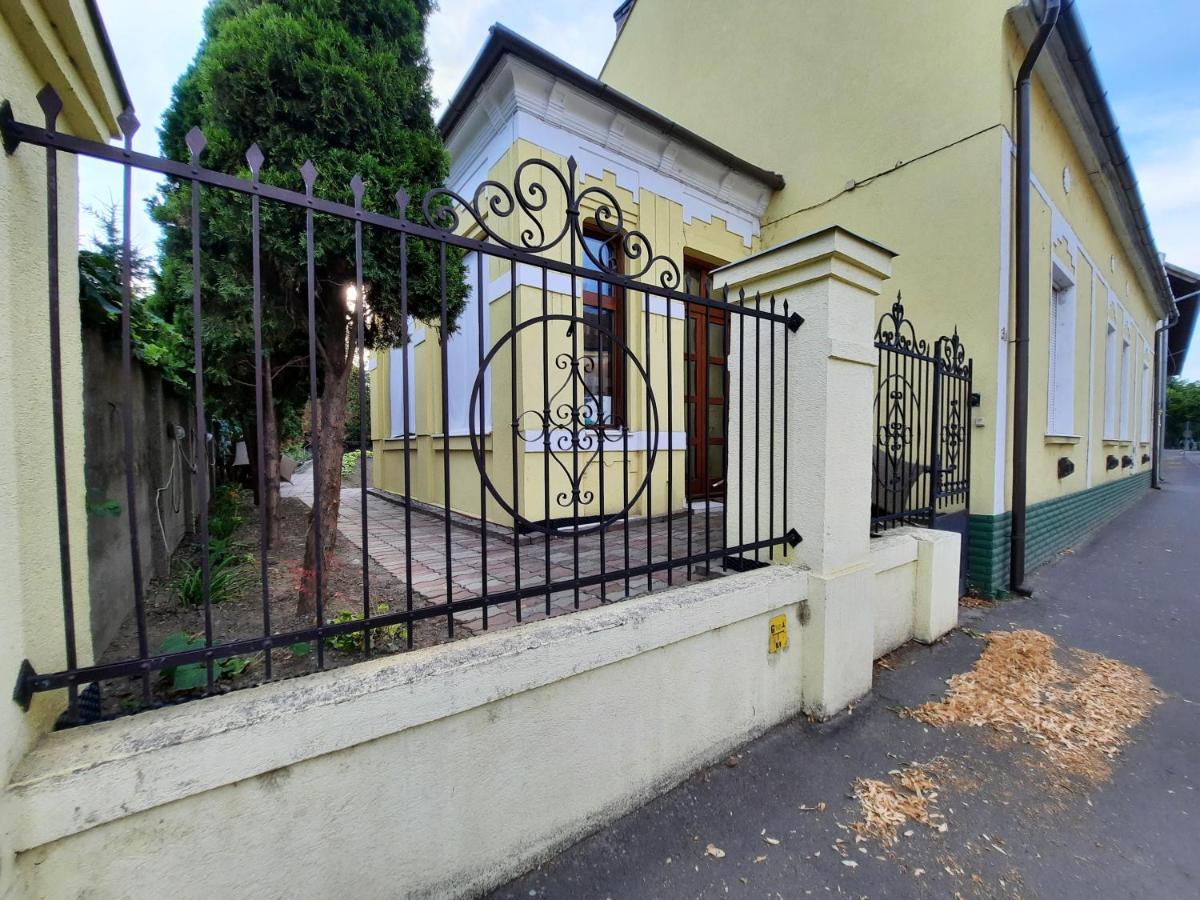 Gloria Apartman Gyula Zewnętrze zdjęcie