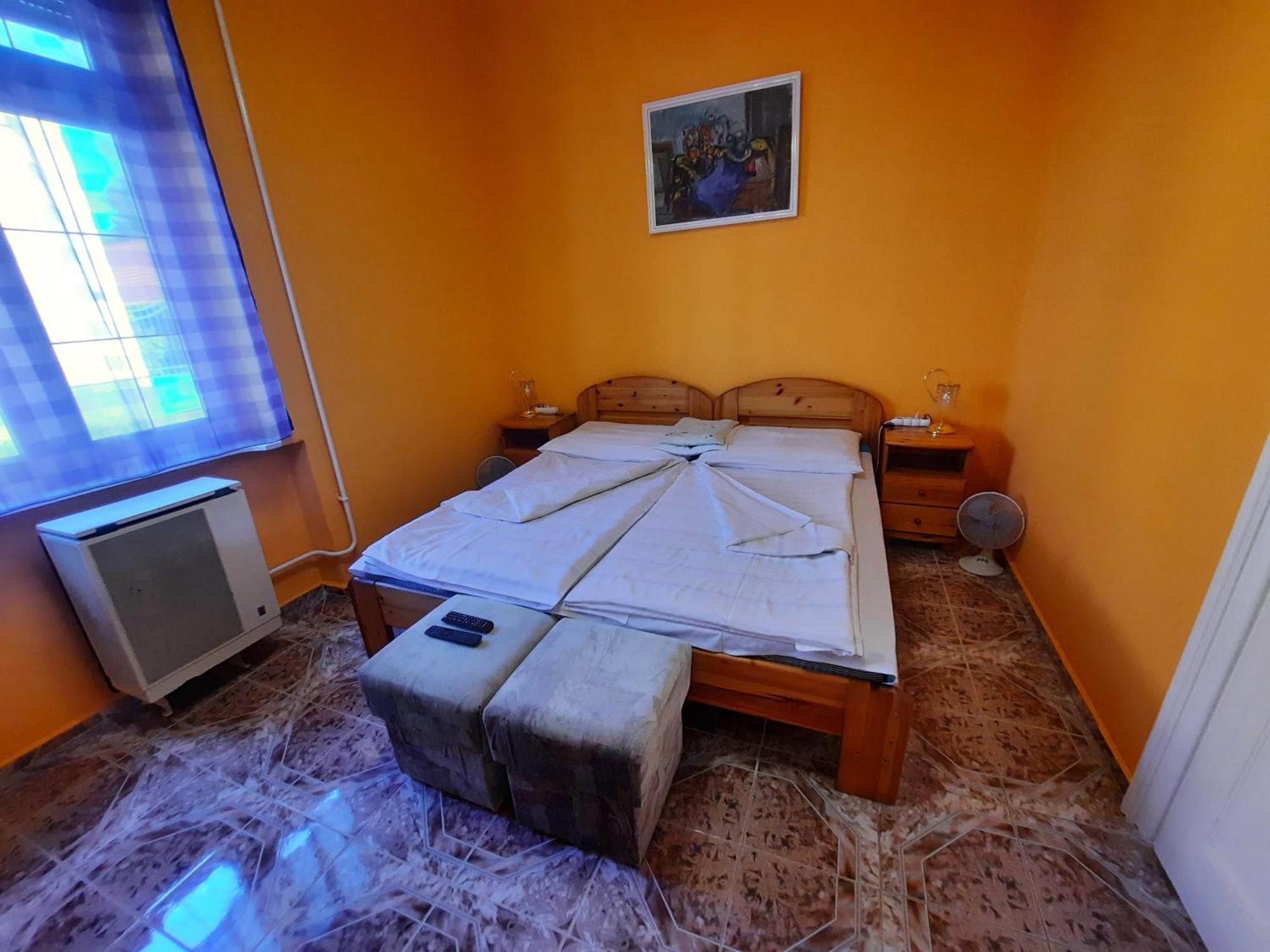 Gloria Apartman Gyula Zewnętrze zdjęcie