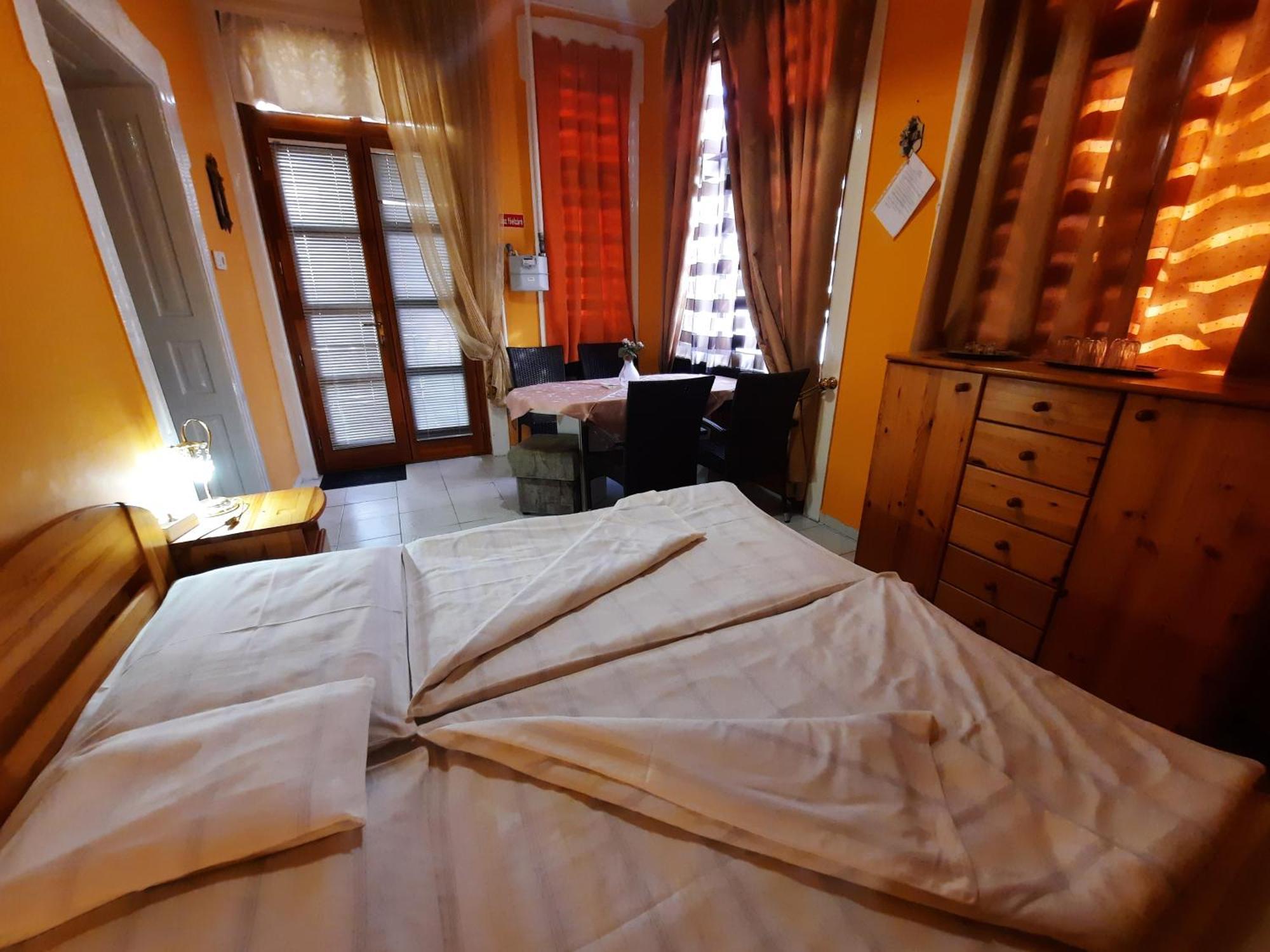 Gloria Apartman Gyula Zewnętrze zdjęcie