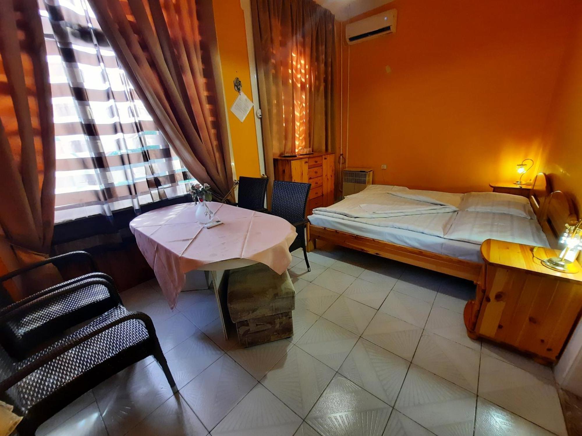 Gloria Apartman Gyula Zewnętrze zdjęcie
